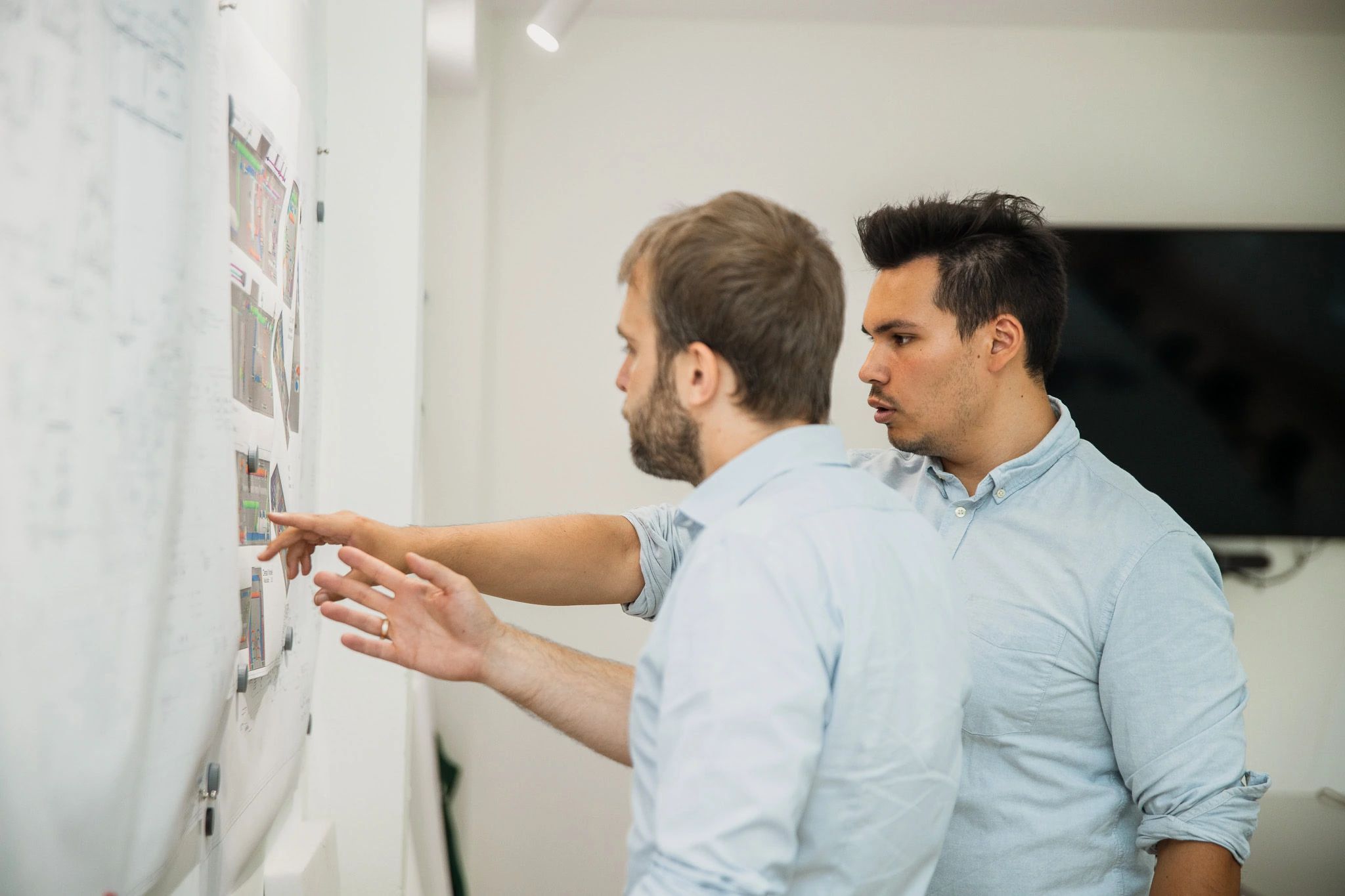 Marcel Skiba und Jonas Rau bei der Arbeit im Ingenieurbüro von Koch und Rau in Balve.